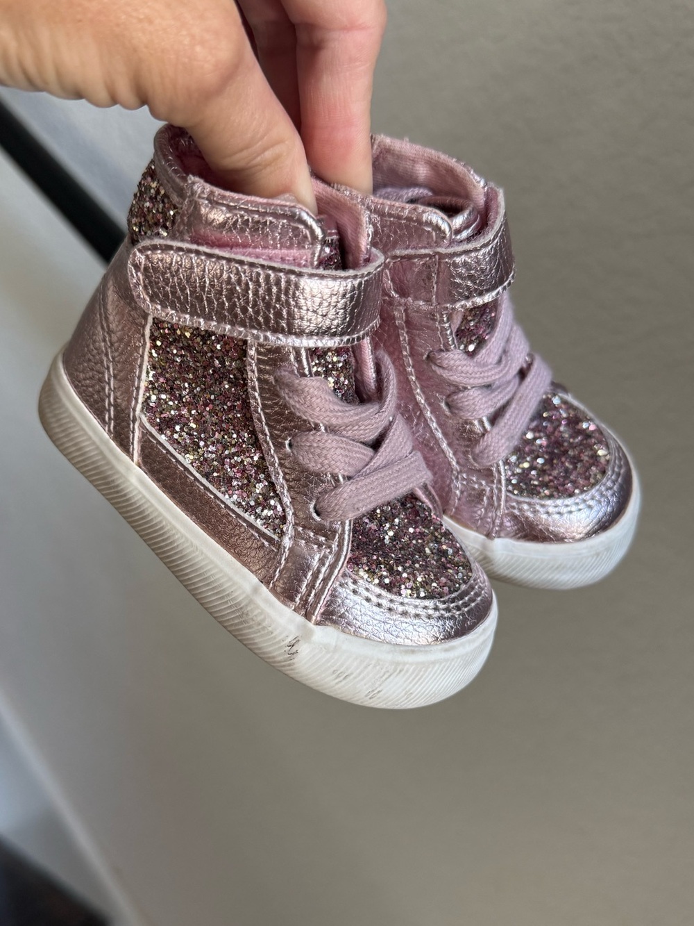 The Children's Place Toddler Metallic
Rose Gold Glitter High-Top Sneakers Sz: 4